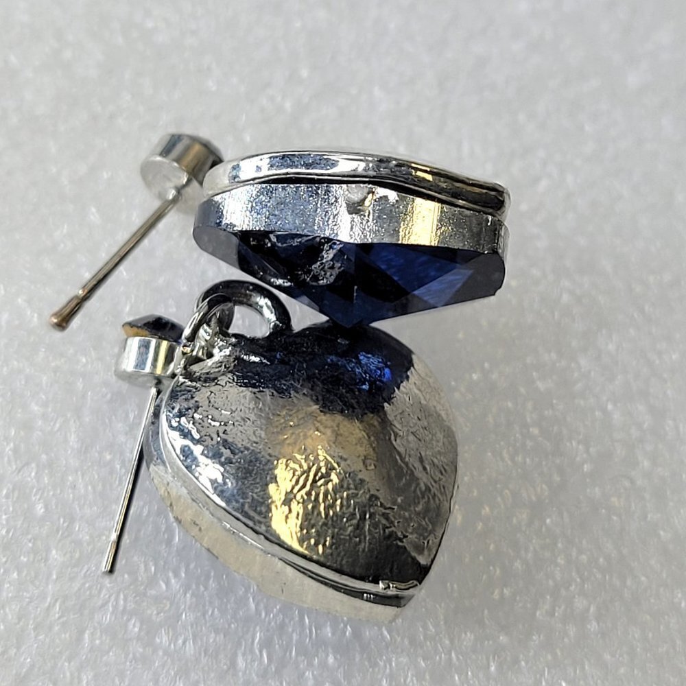 Heart Shaped Mini Earrings - Picture 4 of 8
